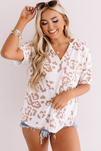 Cargar imagen en el visor de la galería, White Plus Size Leopard Print V Neck Short Sleeve Top