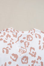 Cargar imagen en el visor de la galería, White Plus Size Leopard Print V Neck Short Sleeve Top
