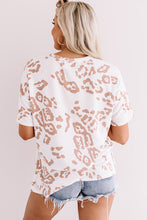 Cargar imagen en el visor de la galería, White Plus Size Leopard Print V Neck Short Sleeve Top