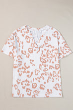Cargar imagen en el visor de la galería, White Plus Size Leopard Print V Neck Short Sleeve Top