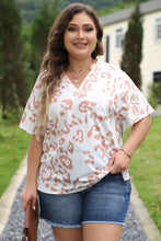 Cargar imagen en el visor de la galería, White Plus Size Leopard Print V Neck Short Sleeve Top