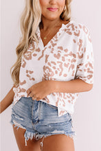 Cargar imagen en el visor de la galería, White Plus Size Leopard Print V Neck Short Sleeve Top
