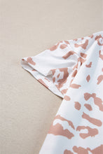 Cargar imagen en el visor de la galería, White Plus Size Leopard Print V Neck Short Sleeve Top