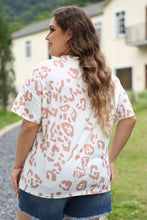 Cargar imagen en el visor de la galería, White Plus Size Leopard Print V Neck Short Sleeve Top