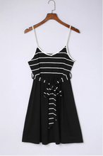 Cargar imagen en el visor de la galería, Black Spaghetti Straps Striped Cami Dress with Sash, 6 PACKS
