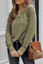 将图片加载到图库查看器，Green Waffle Knit Split Neck Pocketed Loose Top
